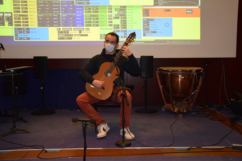 Pascal Lepage, guitare, première séance du Parcours musique mixte 2021-2022 en salle Stravinksy  © Ircam - Centre Pompidou, photo : Murielle Ducas